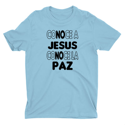 Conoce a Jesús Conoce la Paz Camiseta Cristiana Para Hombres en Celeste | Aprojes